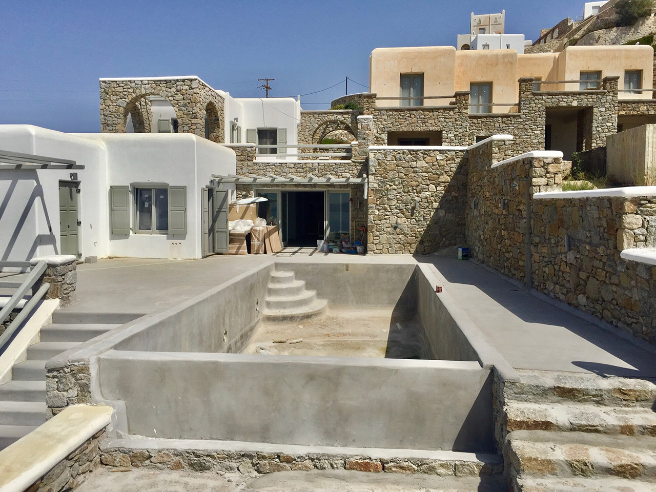 Ανακαίνιση οικίας στην Μύκονο (Όρνος) με εφαρμογή πατητής τσιμεντοκονίας πριν και μετά